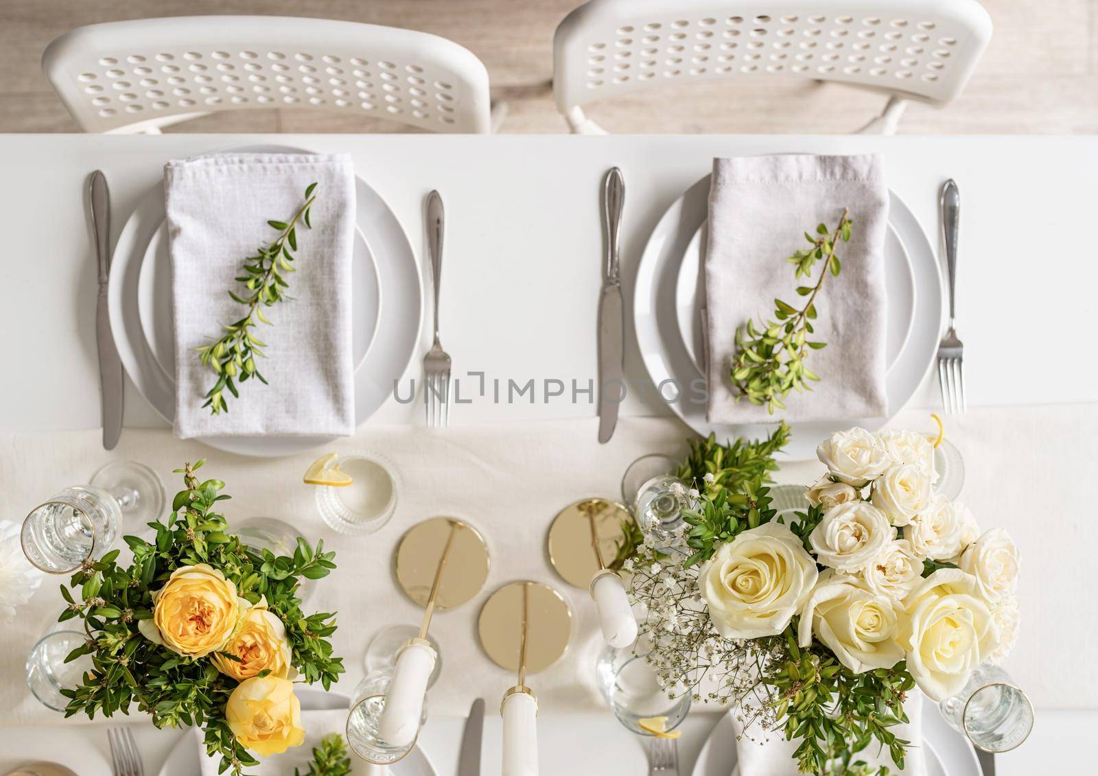 The wedding table setting, top view. Wedding teble decoration with white roses and boxwood by Desperada