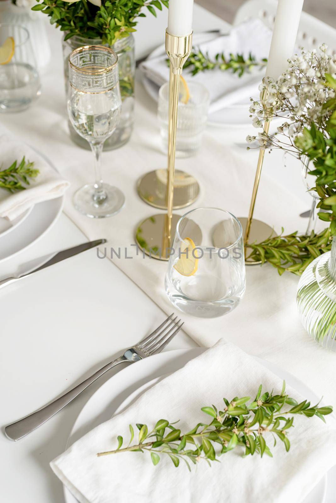 The wedding decor. Wedding table decoration with white roses by Desperada