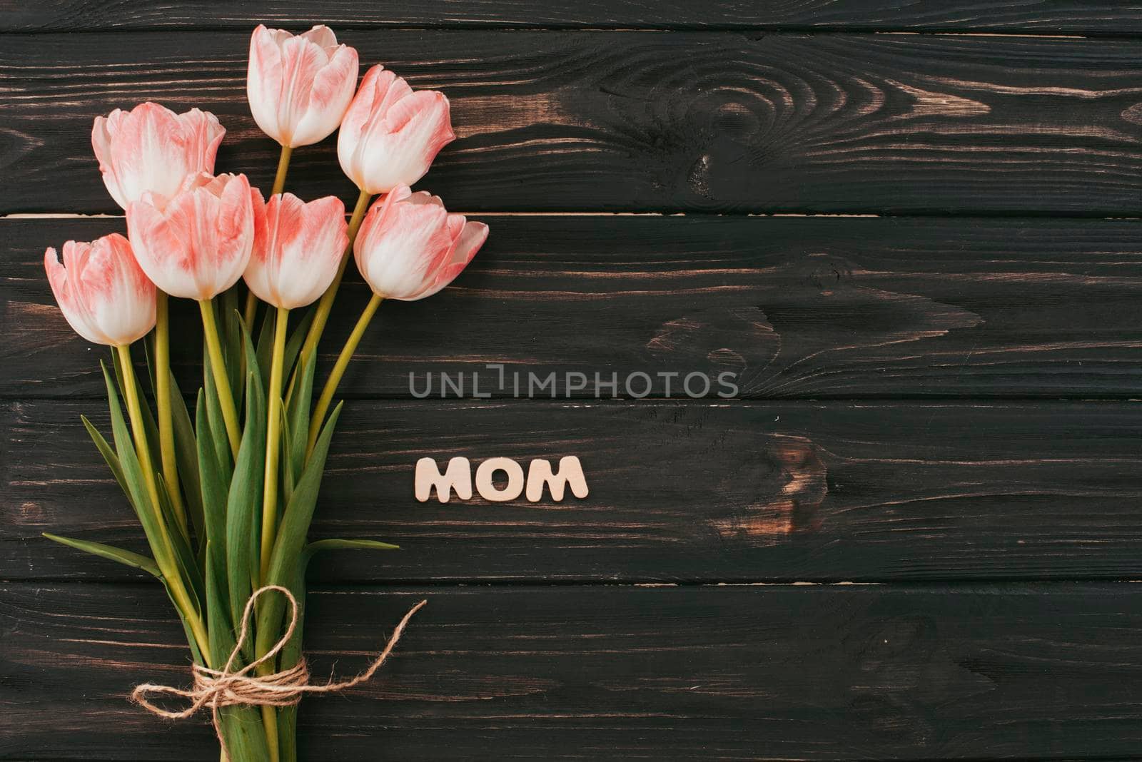 mom inscription with tulips bouquet table