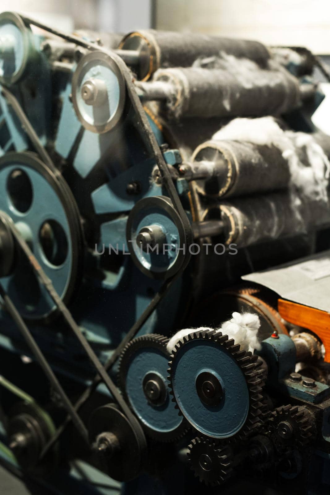 Close-up mechanism of a fabric making machine.
