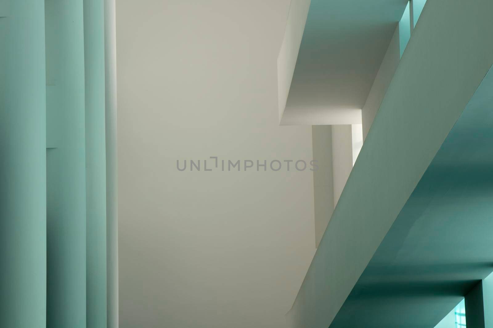 Minimalistic picture showing geometric shapes in a modern style museum