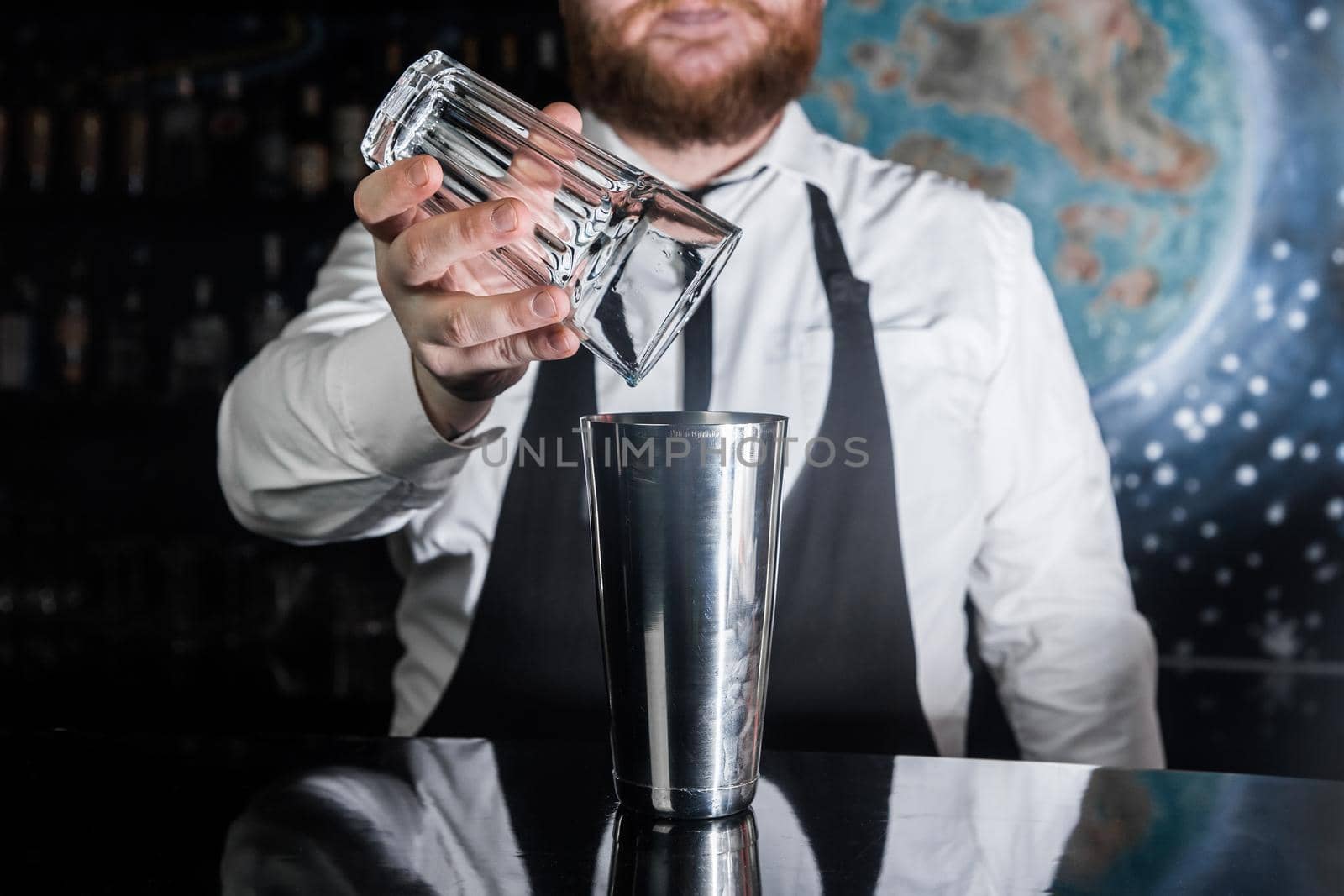 Professional Bartender Hand Covers Glass Glass Tool for Mixing and Making Alcoholic Cocktails Metal Shaker.