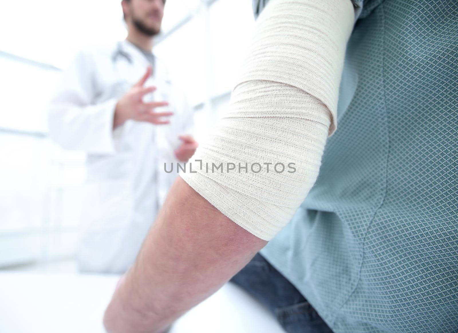background image.orthopedist talking with the patient.