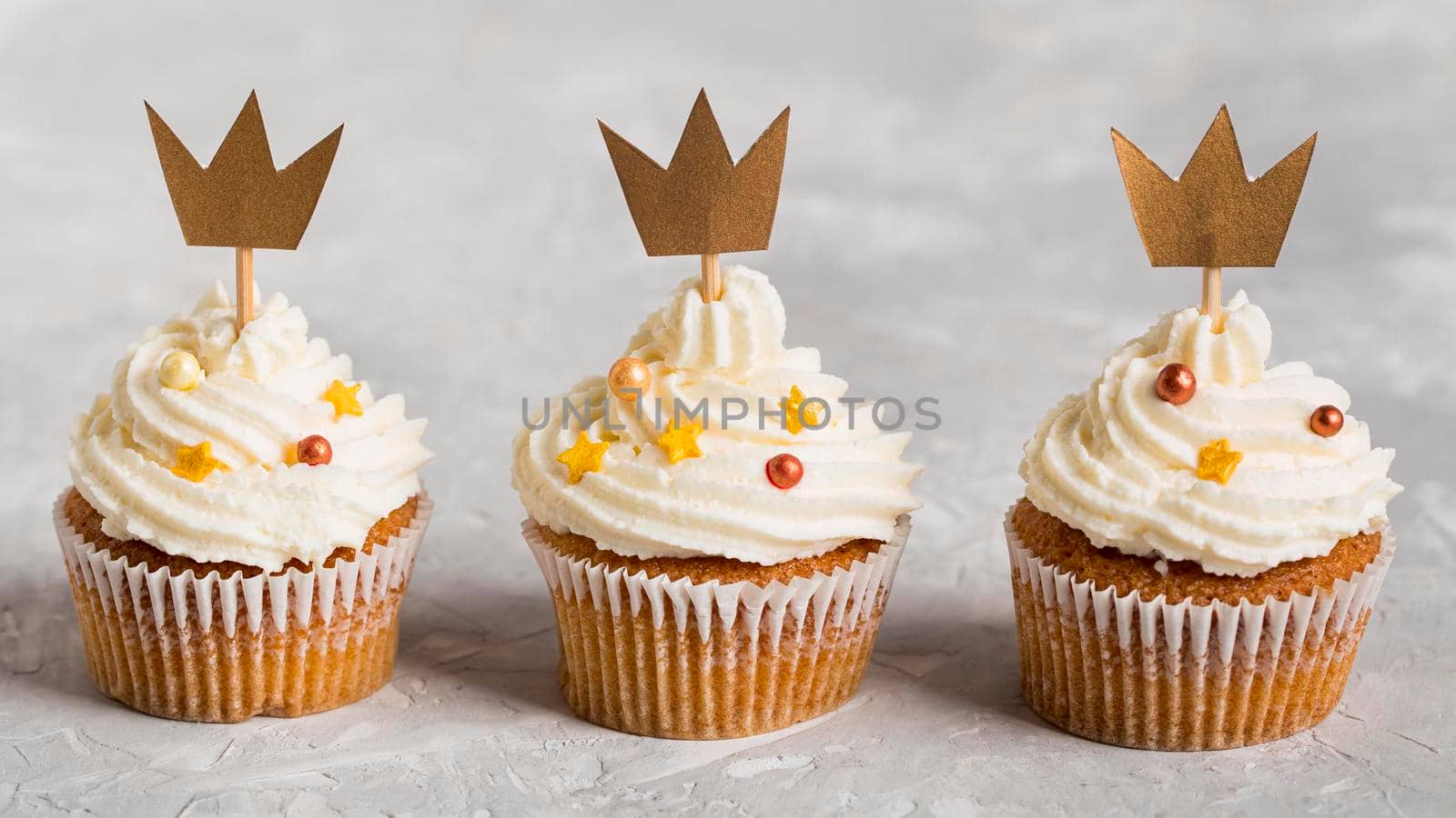 delicious cupcake wearing golden crowns by Zahard