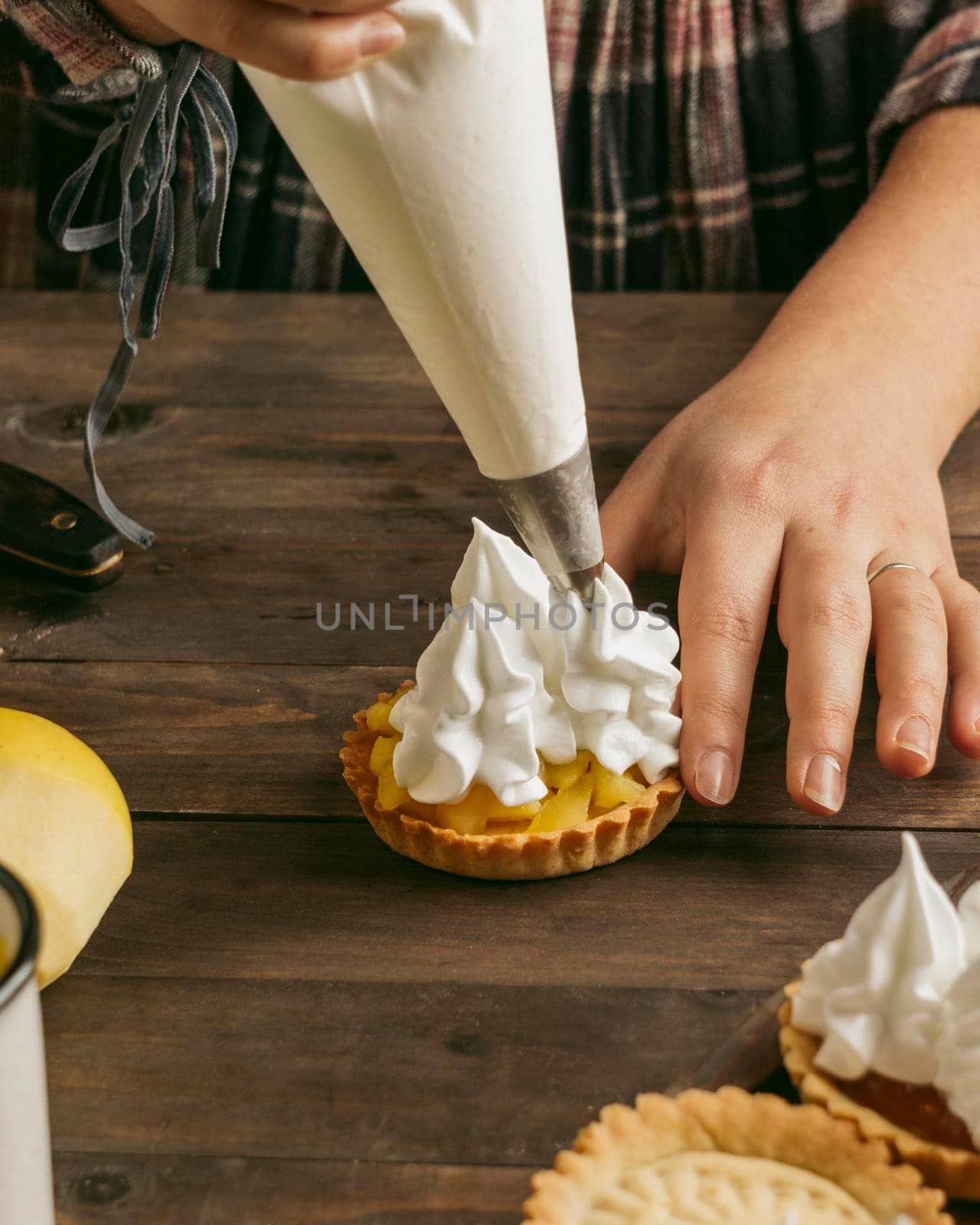 apple pie tart with whipped cream by Zahard