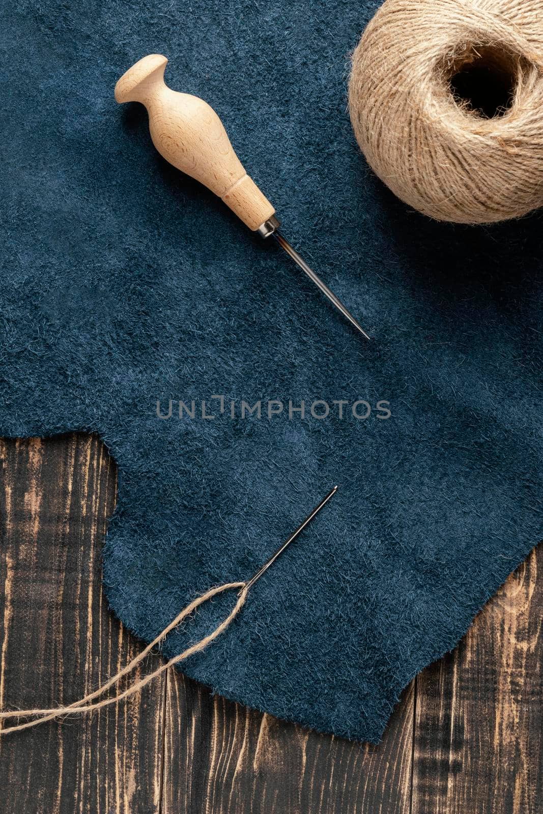flat lay fabric thread arrangement by Zahard