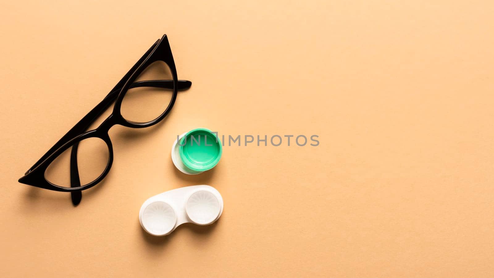 top view plastic eyeglasses with lenses case by Zahard