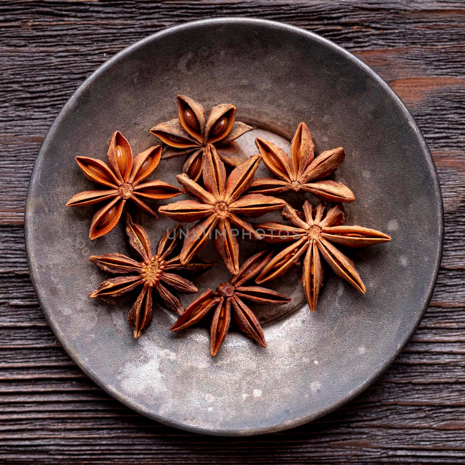 top view plate with star anise by Zahard