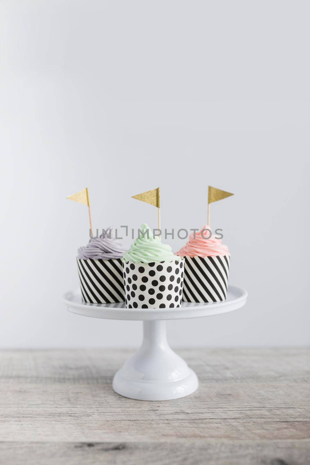 cupcakes display with golden flag