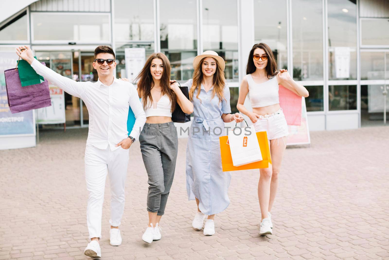 friends with shopping bags