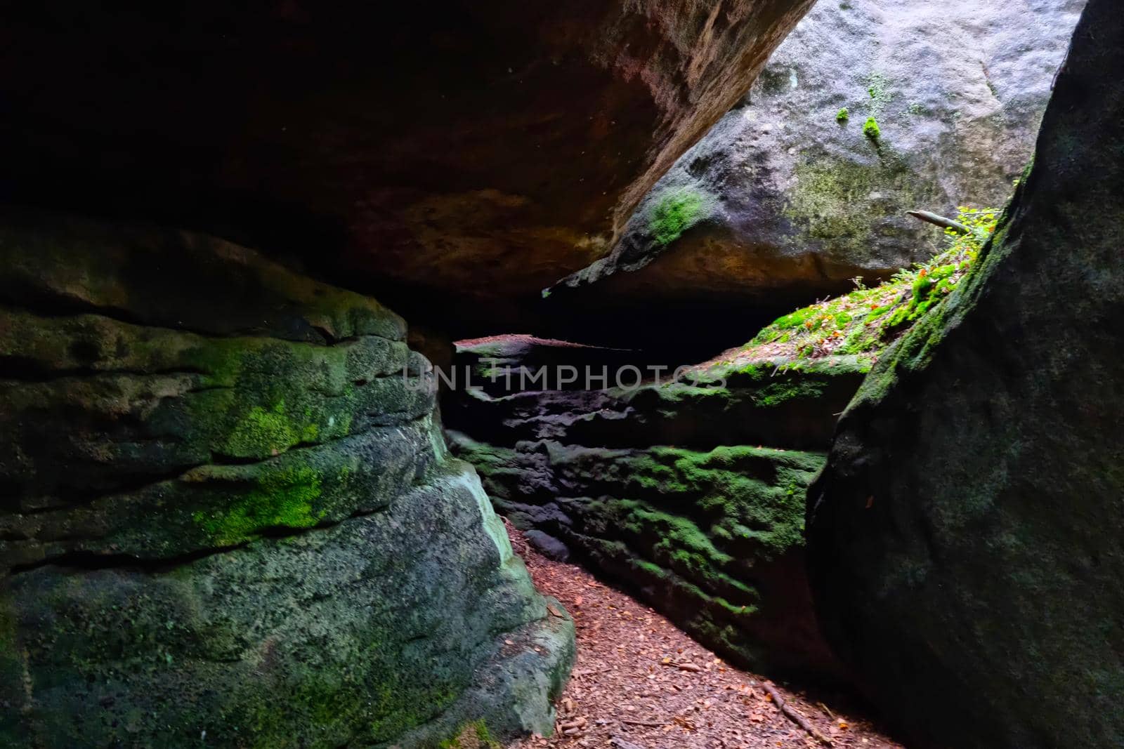 Selective focus, blurred background, passage between large stone rocks