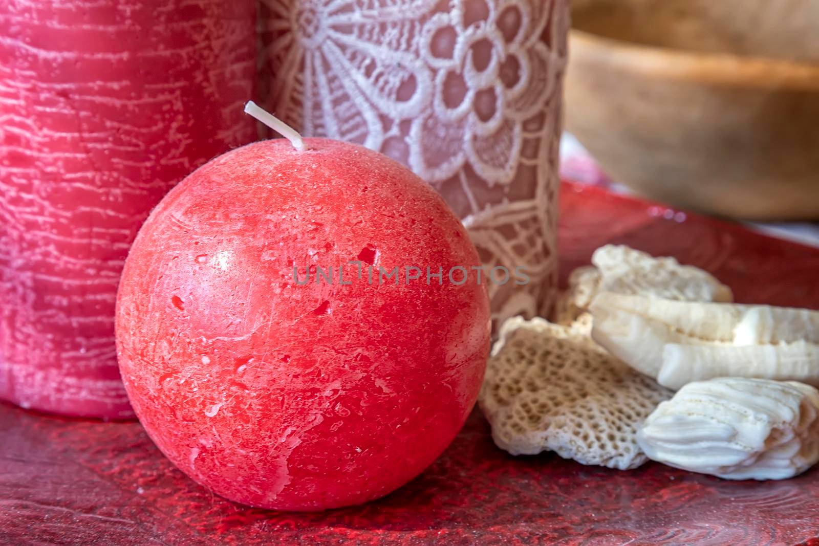 decoration with red candles an corals on the table