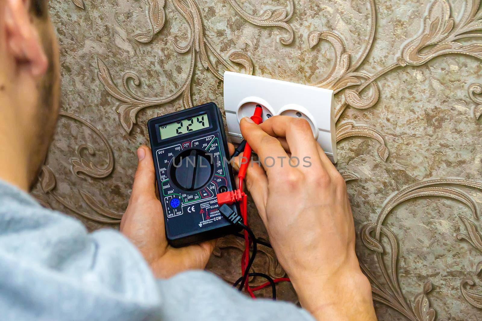 Repair of the socket, socket. Tools, voltage measuring devices. selective focus.
