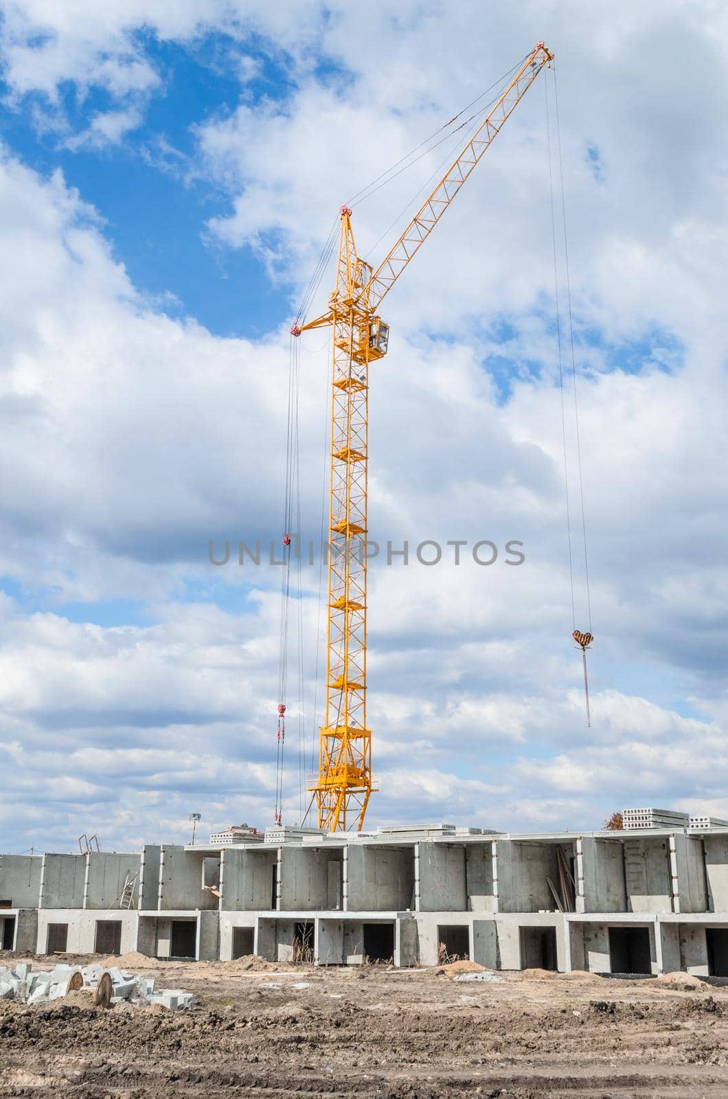 Multi-storey houses and hoisting tower cranes/Building of construction site and crane