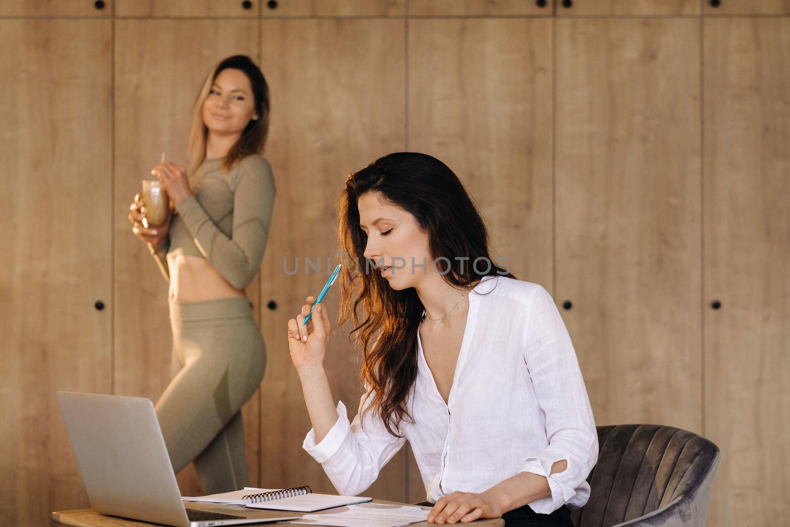 a girl after fitness classes discusses her healthy diet with a nutritionist.