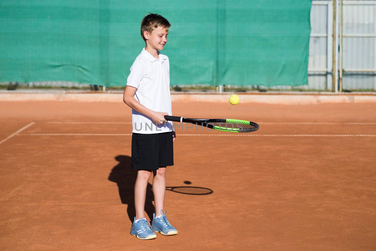 long shot kid playing tennis by Zahard