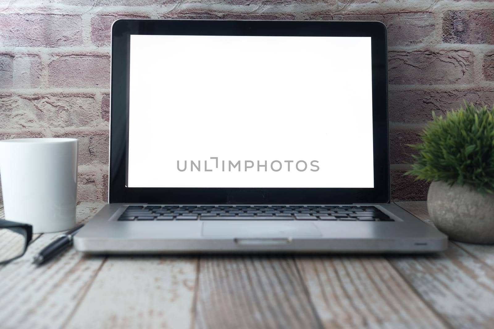 laptop with blank screen on office desk