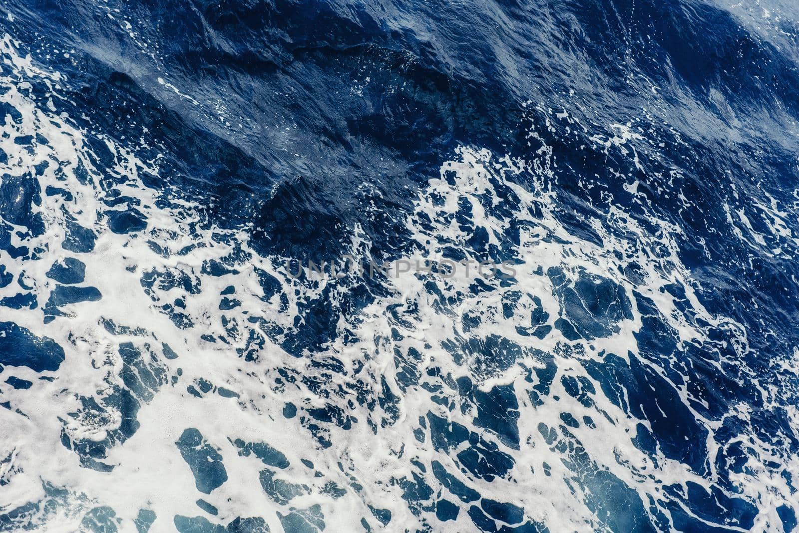 Foam from the waves of water into the sea