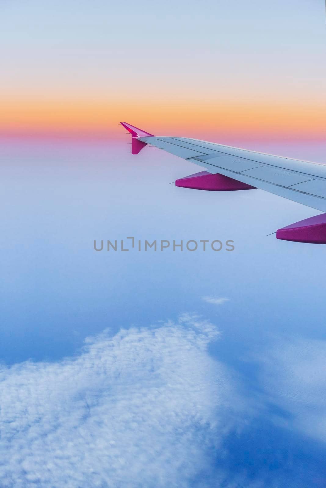 Wing aircraft and a view of cumulus clouds.