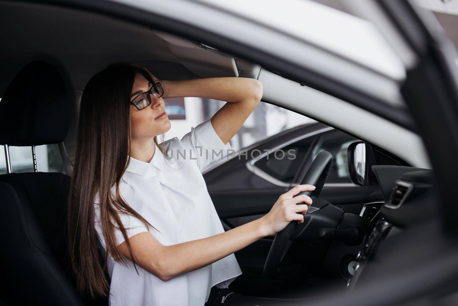 portrait of young beautiful woman sitting in the car.