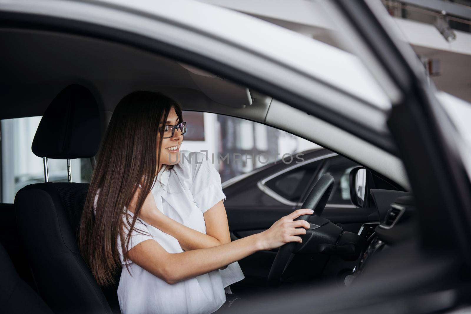 portrait of young beautiful woman sitting in the car.