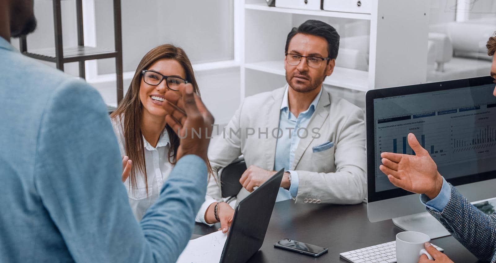 businessman talking with colleagues in the workplace .office weekdays