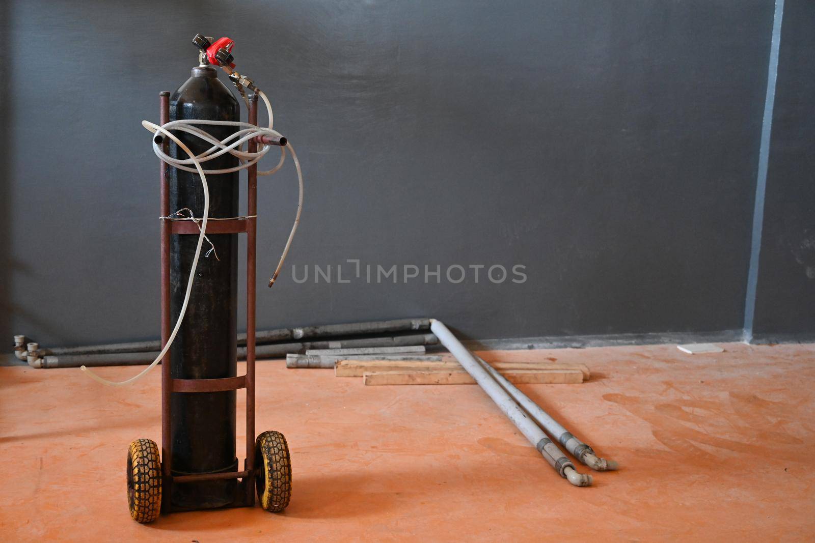 Photo of a gas cylinder indoors