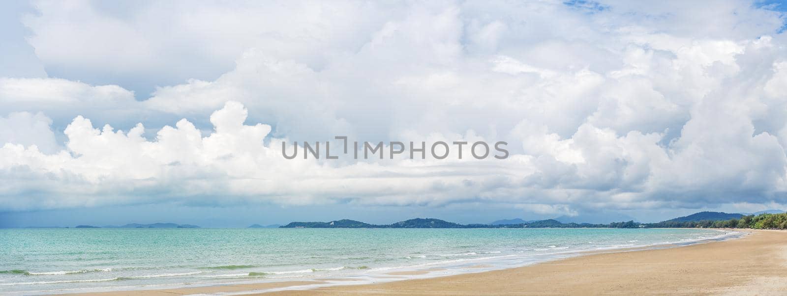 Panoramic nature of beautiful tropical beach and sea in sunny day