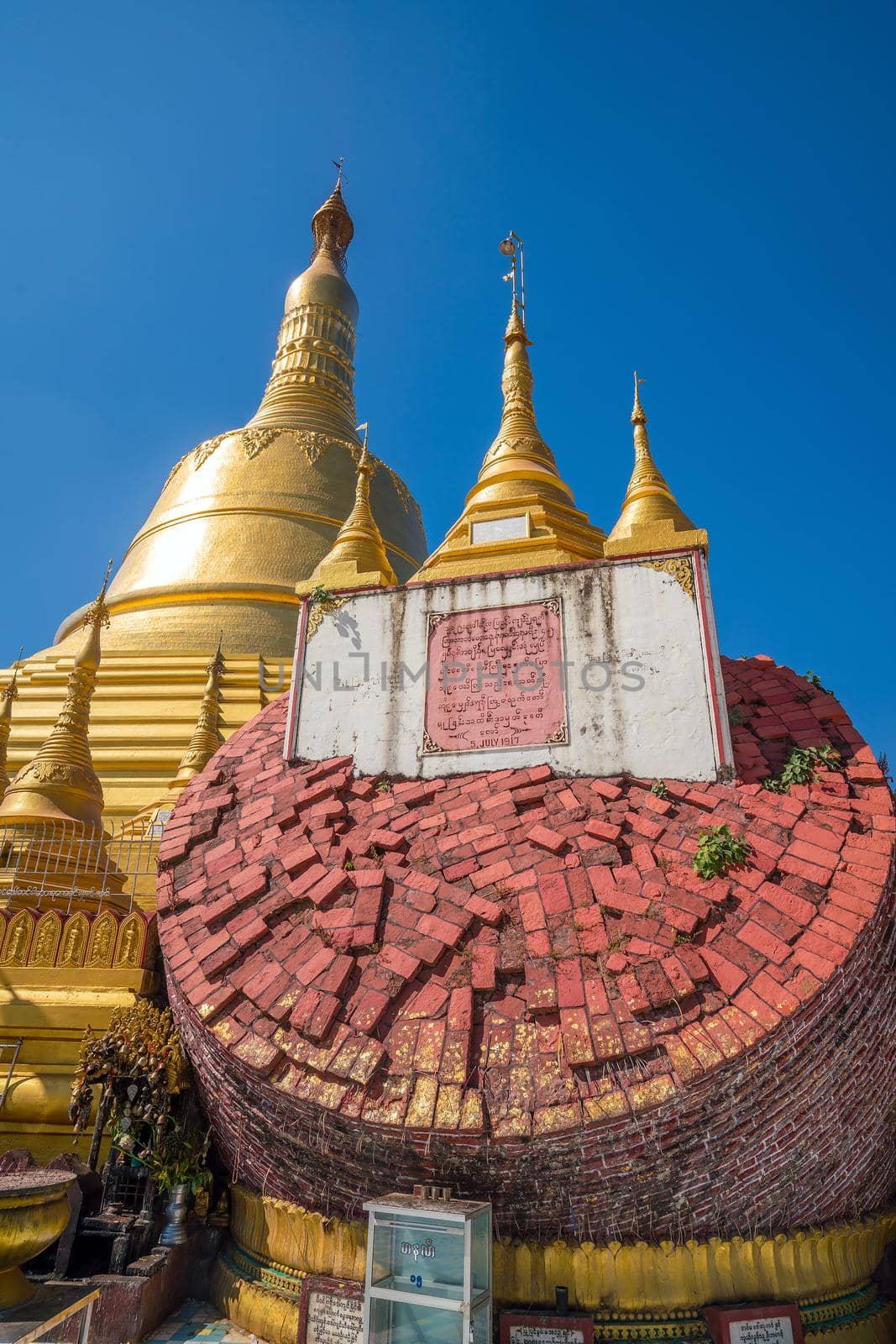 Shwe Maw Daw Pagoda (Shwemawdaw Pagoda), Myanmar  by f11photo