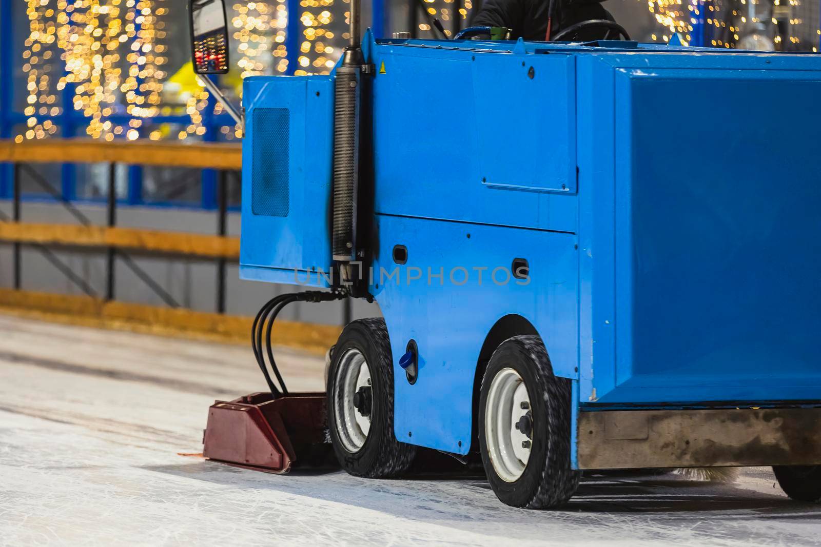 machine levels the ice after skating