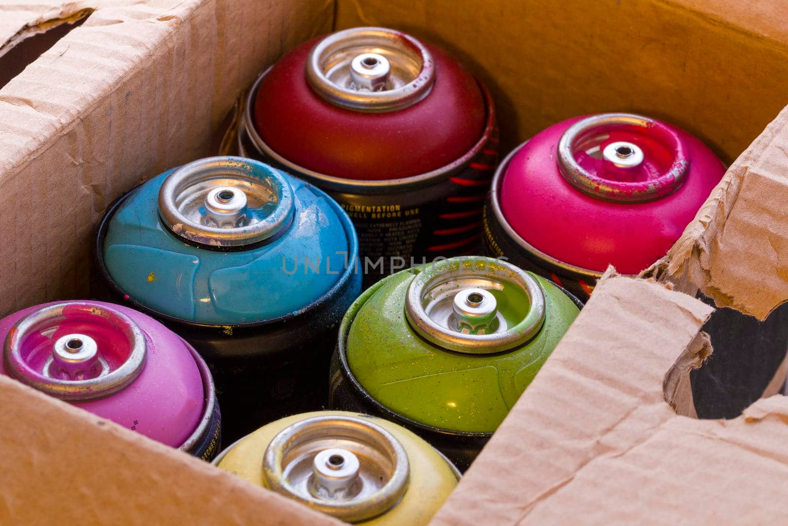 box with spray cans by contas