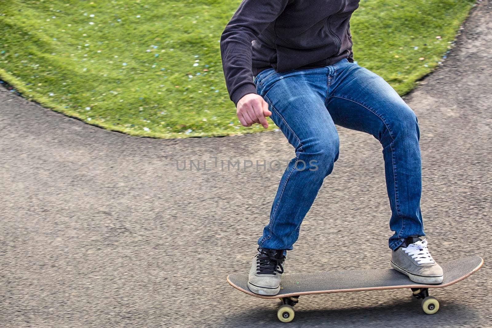 high-speed skater in snakerun track, spot reportage