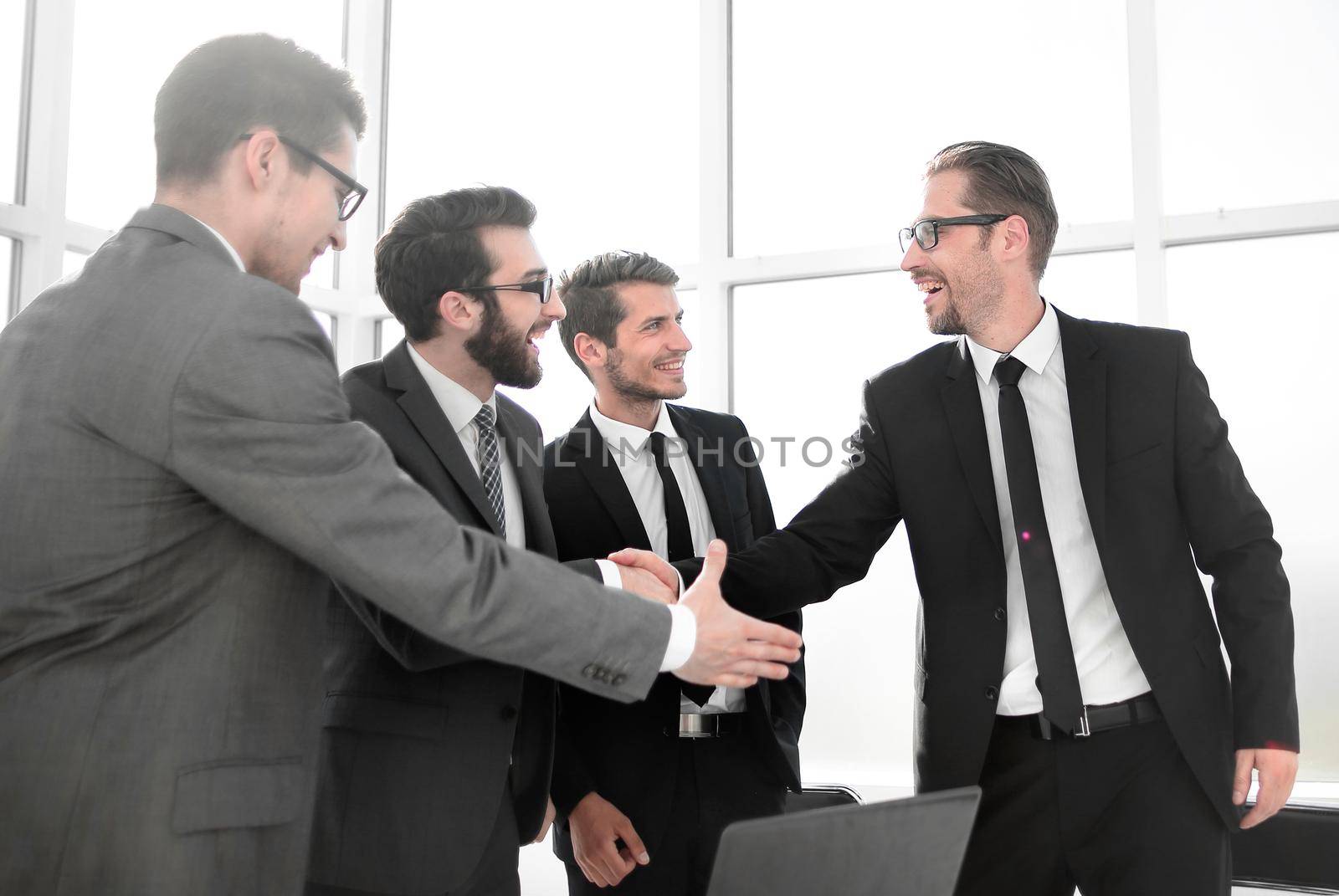 boss and employee shaking hands with each other.office weekdays