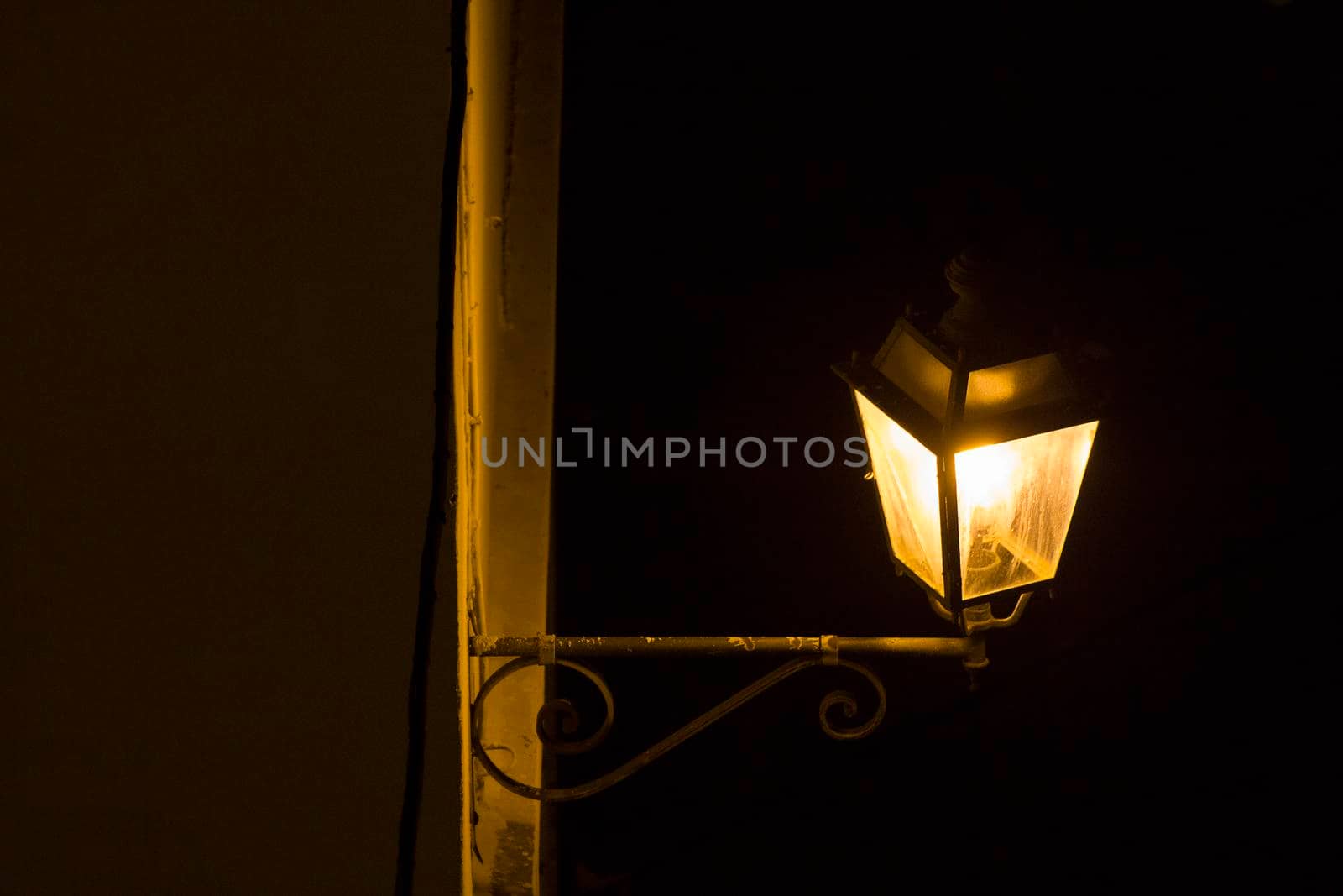 Street lamp to illuminate the city photographed during the darkness of the night.