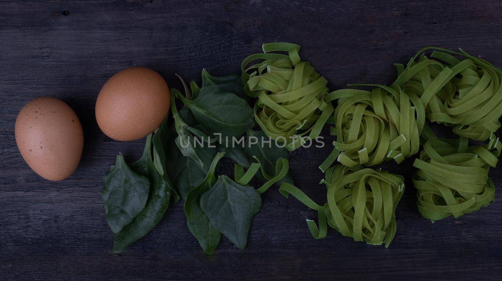 top view of spinach noodles by GabrielaBertolini
