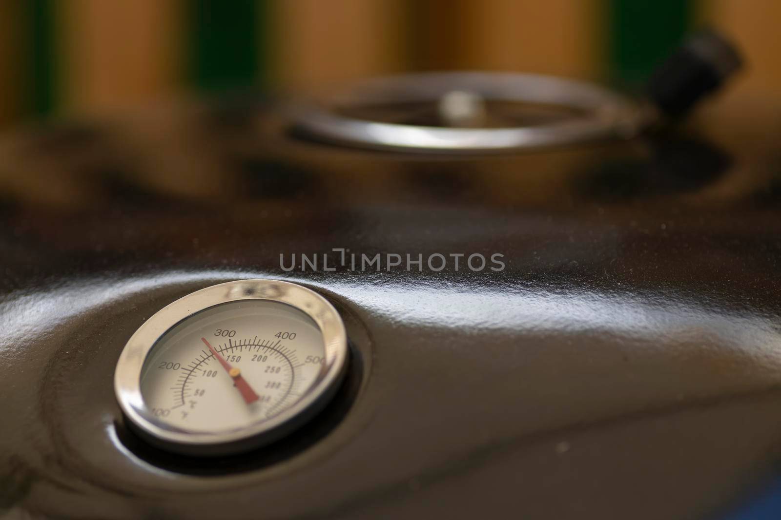 thermometer on the garden grill by phbcz