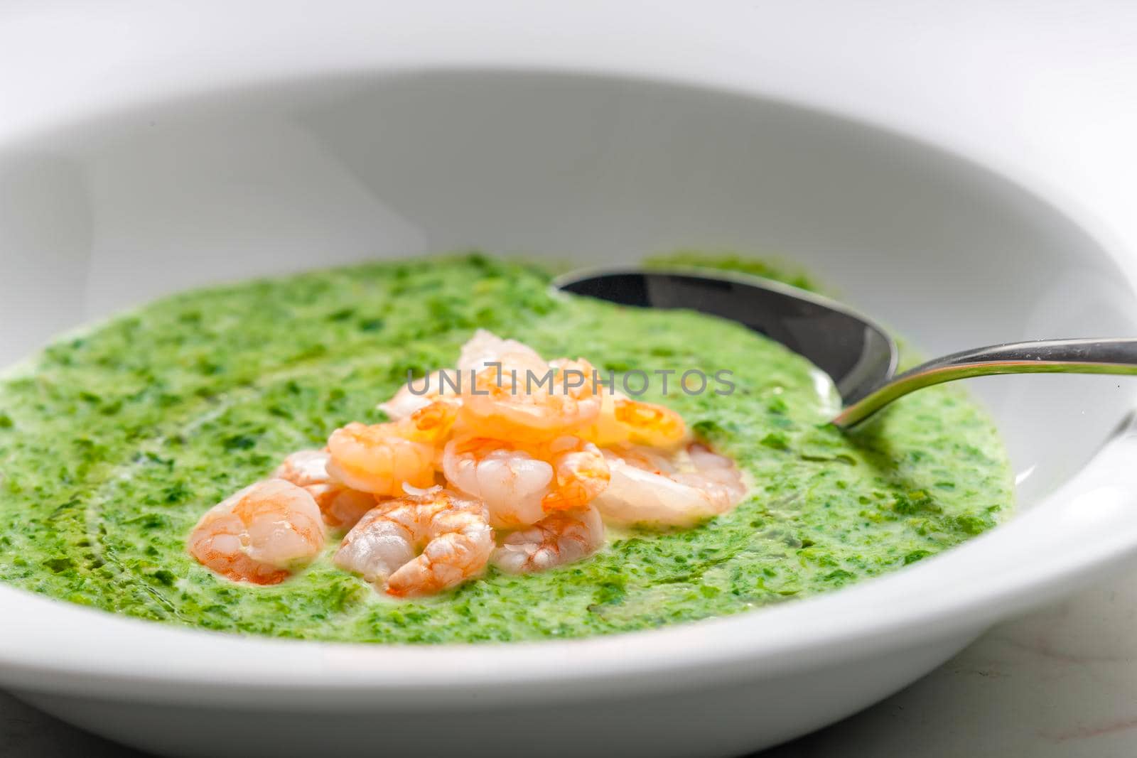 creamy spinach soup with prawns by phbcz