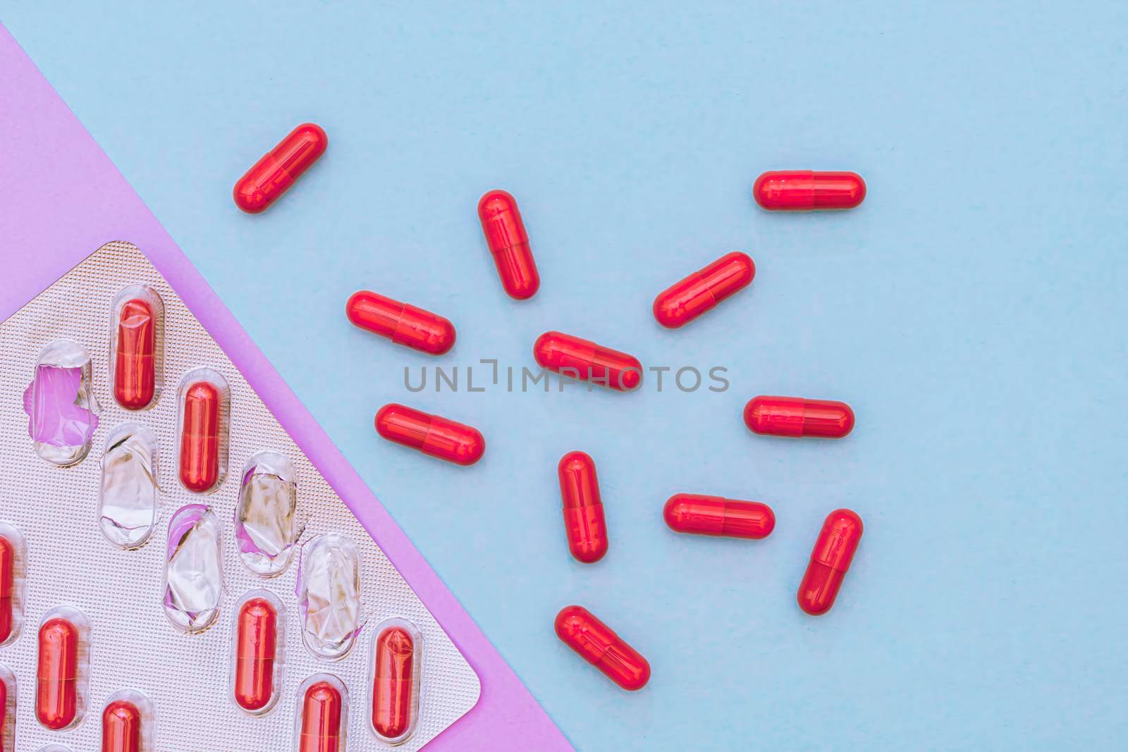 Medicines in red capsules for weight loss and treatment.