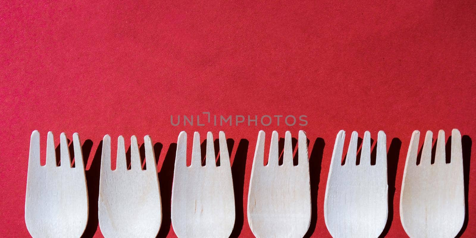 Eco friendly fast food containers. Wooden forks. Eco friendly disposable tableware. Used in fast food, restaurants, takeaways, picnics. No plastic Zero waste