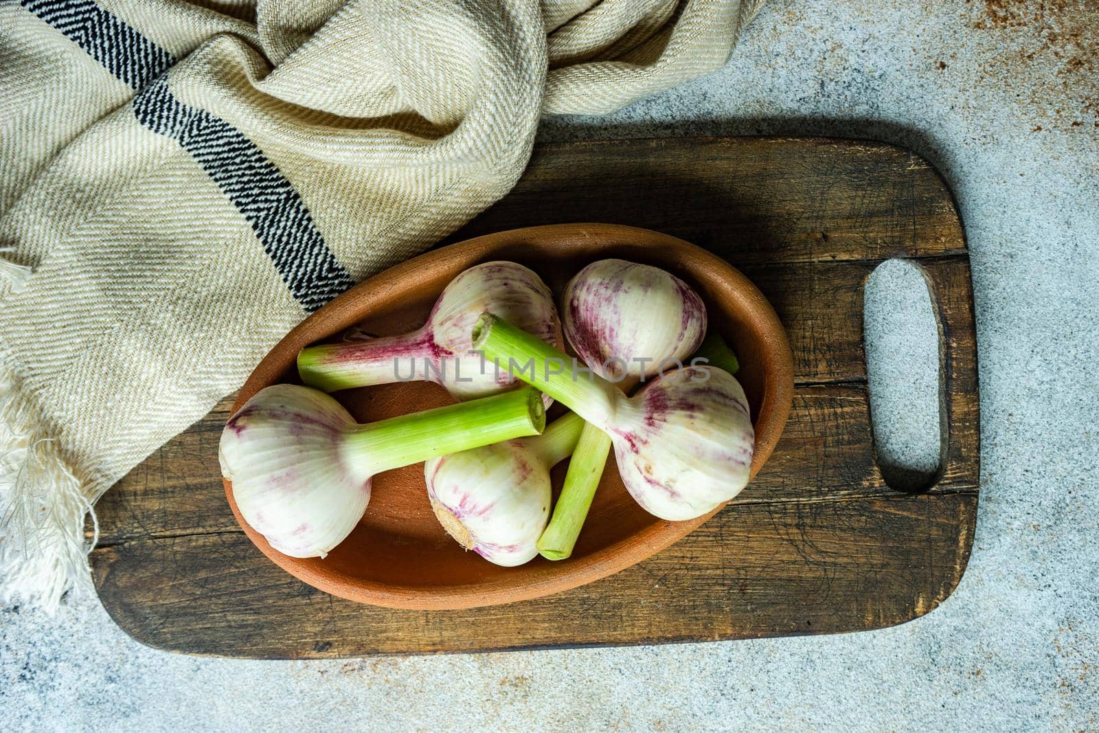 Raw garlic gloves in the bowl by Elet