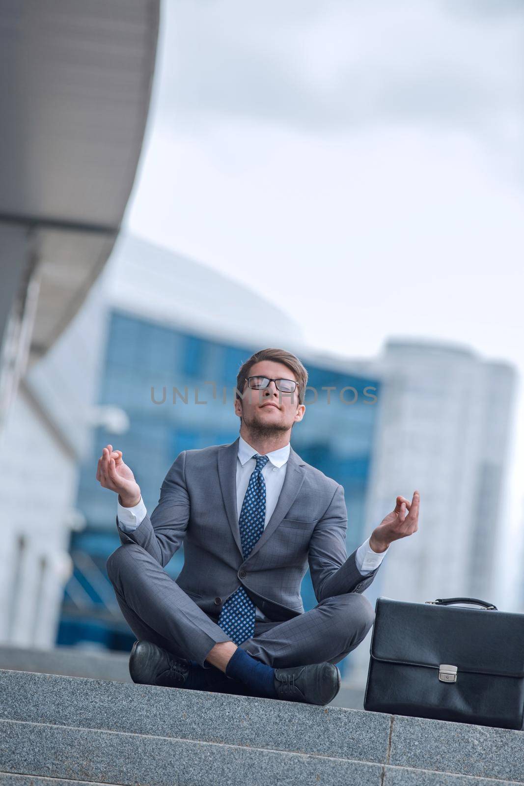 focused business man sitting on the steps on a city street. photo with copy space