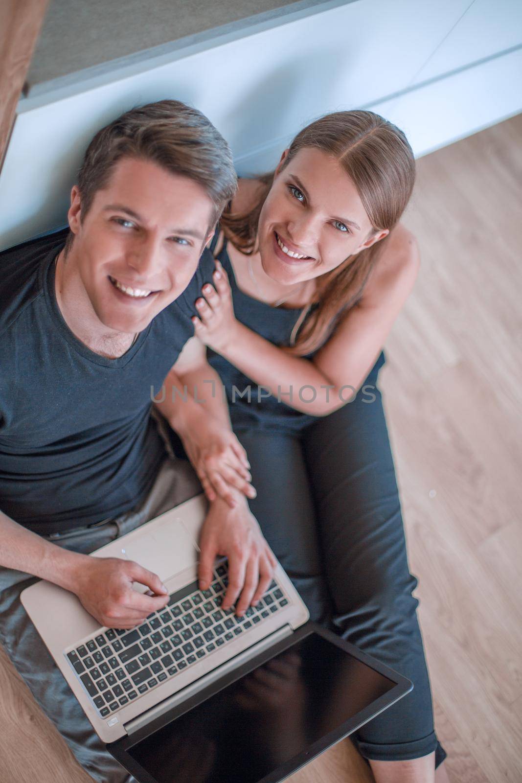 close up. young couple with laptop looking at camera . people and technology