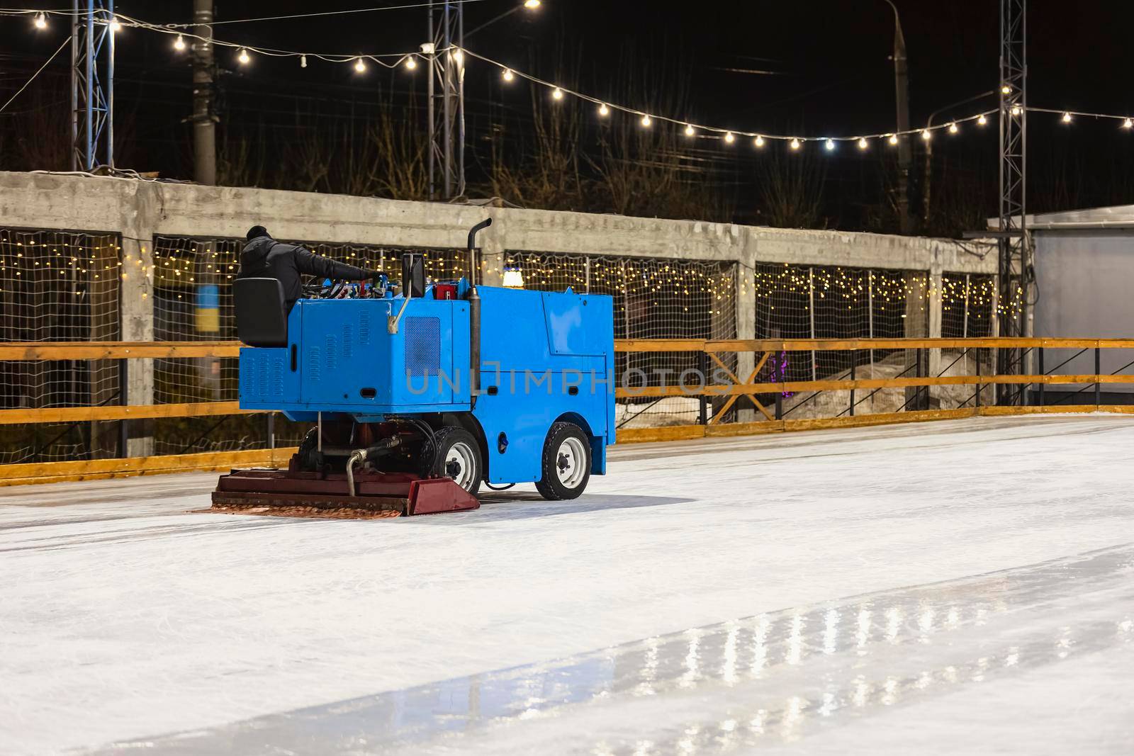 machine leveling the ice on the skating rink