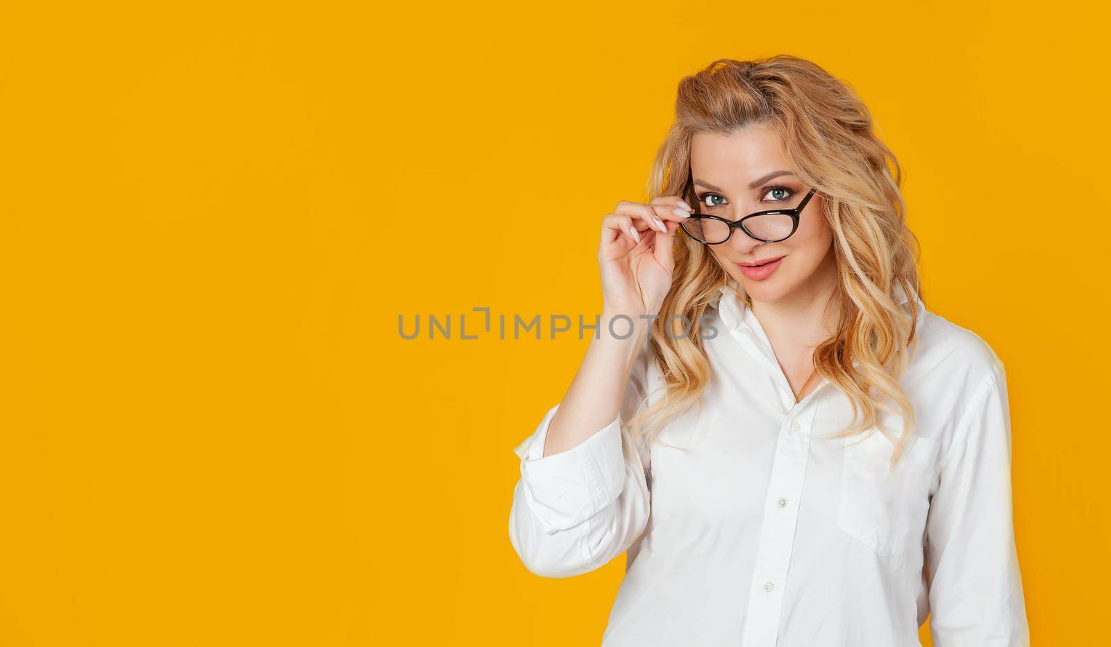 Elegant blond businesswoman taking off glasses and looking at camera with satisfied and confident gaze smiling cheeky knowing ways to success how lead business, taking care finance questions easily