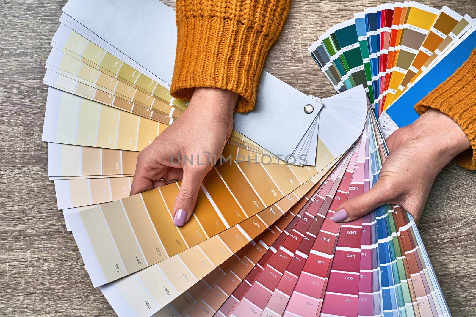 Color wheel palette for choosing paint tone.