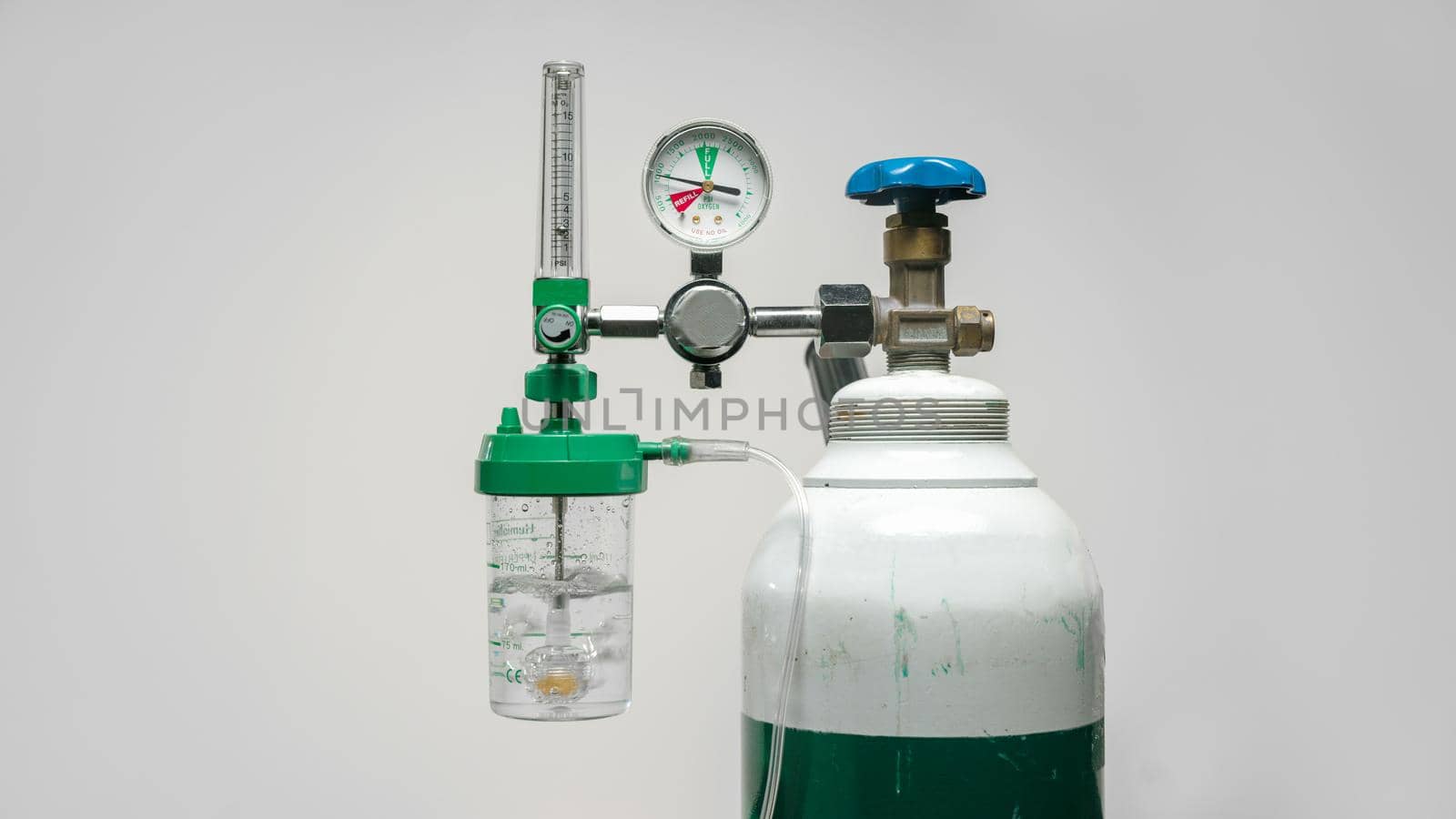 Covid-19 crisis cause shortage oxygen cylinder for patient. by toa55