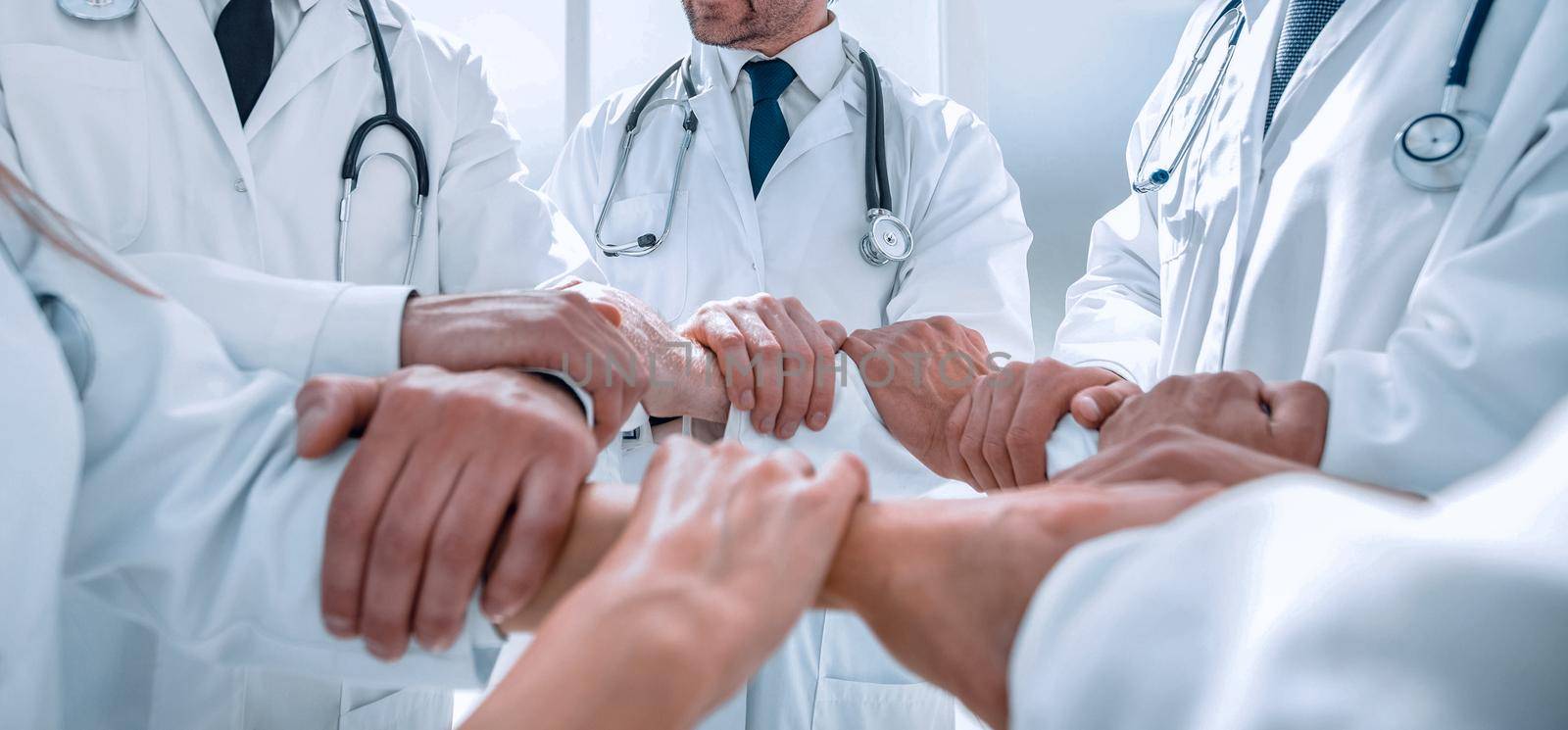 close up.a group of doctors standing in a circle . the concept of teamwork