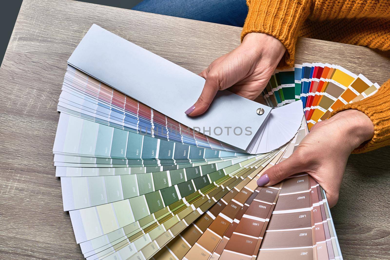 Color wheel palette for choosing paint tone.