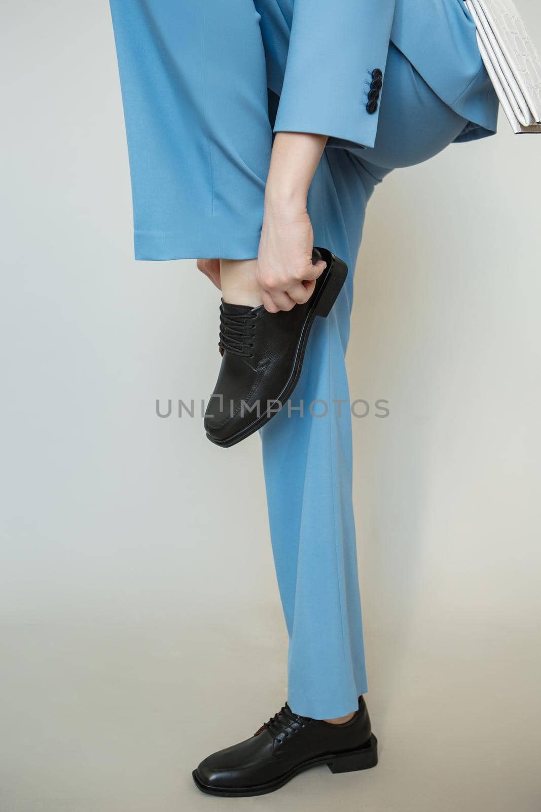 The model is a girl in a blue business suit. Shooting fashionable clothes for the store.