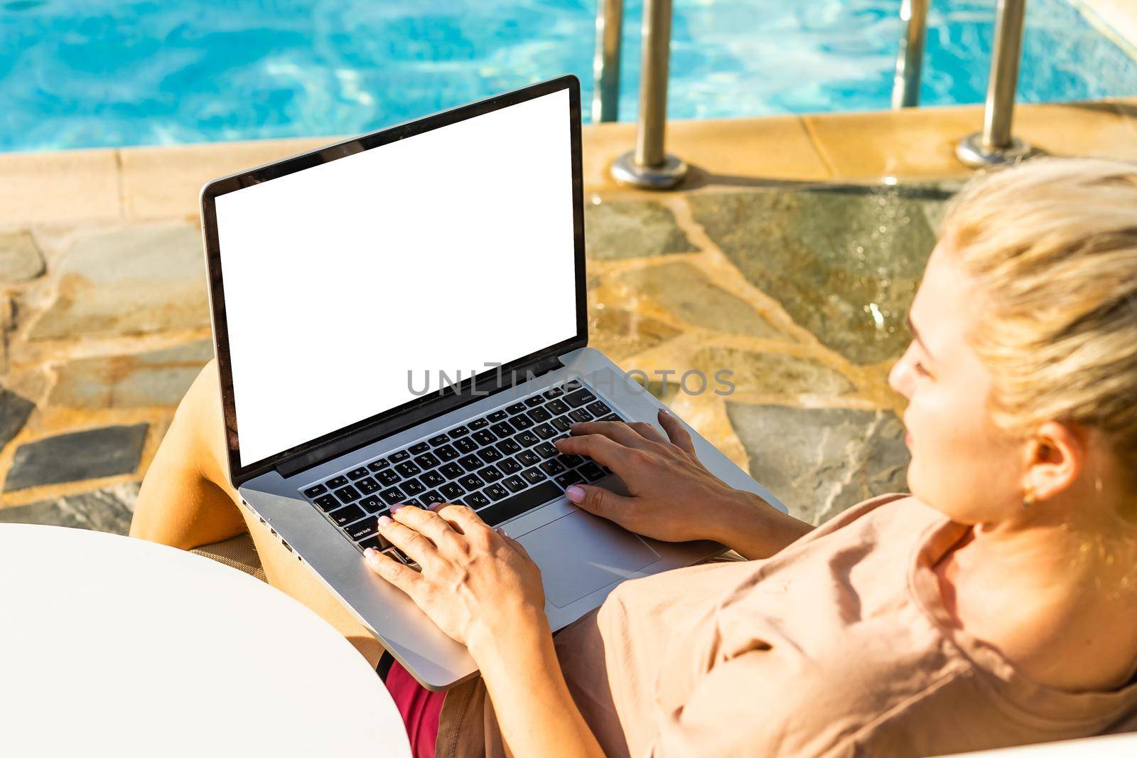 laptop with blank screen near the pool.